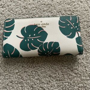 EUC kate spade bi-fold slim wallet